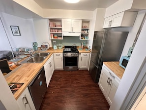 Refrigerador, microondas, horno y parrilla de estufa