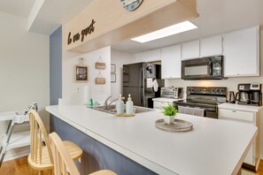 Réfrigérateur, micro-ondes, plaque de cuisson, lave-vaisselle