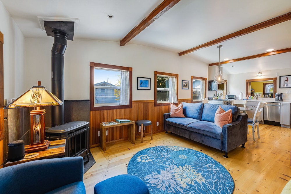 Updated, dogfriendly cottage with bay views, wraparound deck & EV