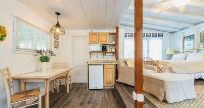Lakeside Cottage - Right across of Westside County Park with lake access