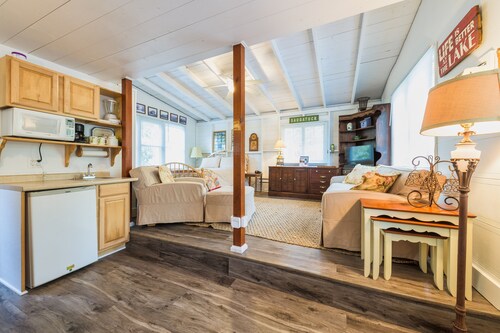 Lakeside Cottage - Right across of Westside County Park with lake access