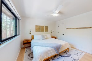 3 bedrooms, iron/ironing board, internet, bed sheets