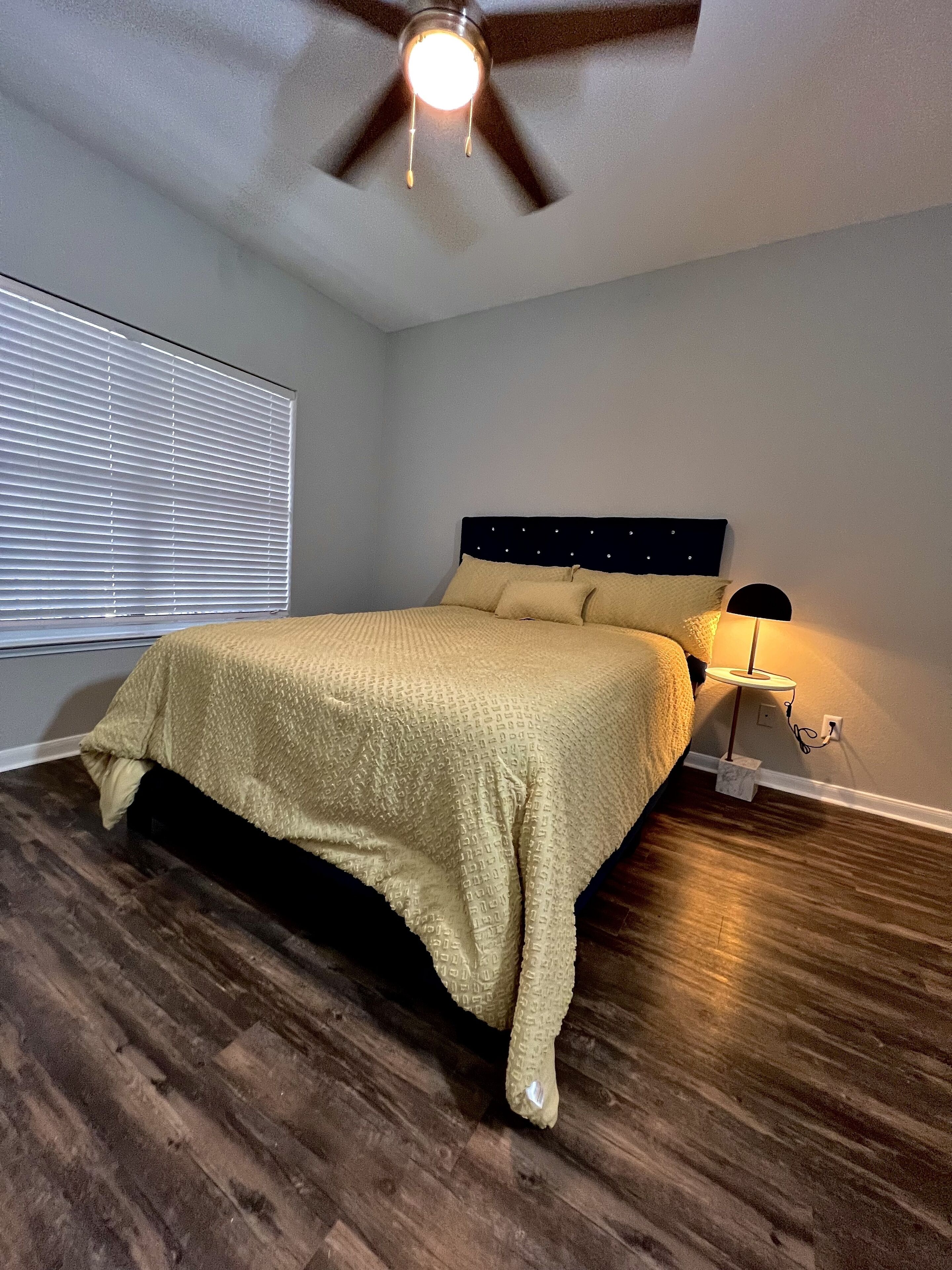 King Bed - 2 bed uptown West Village, Katy trail