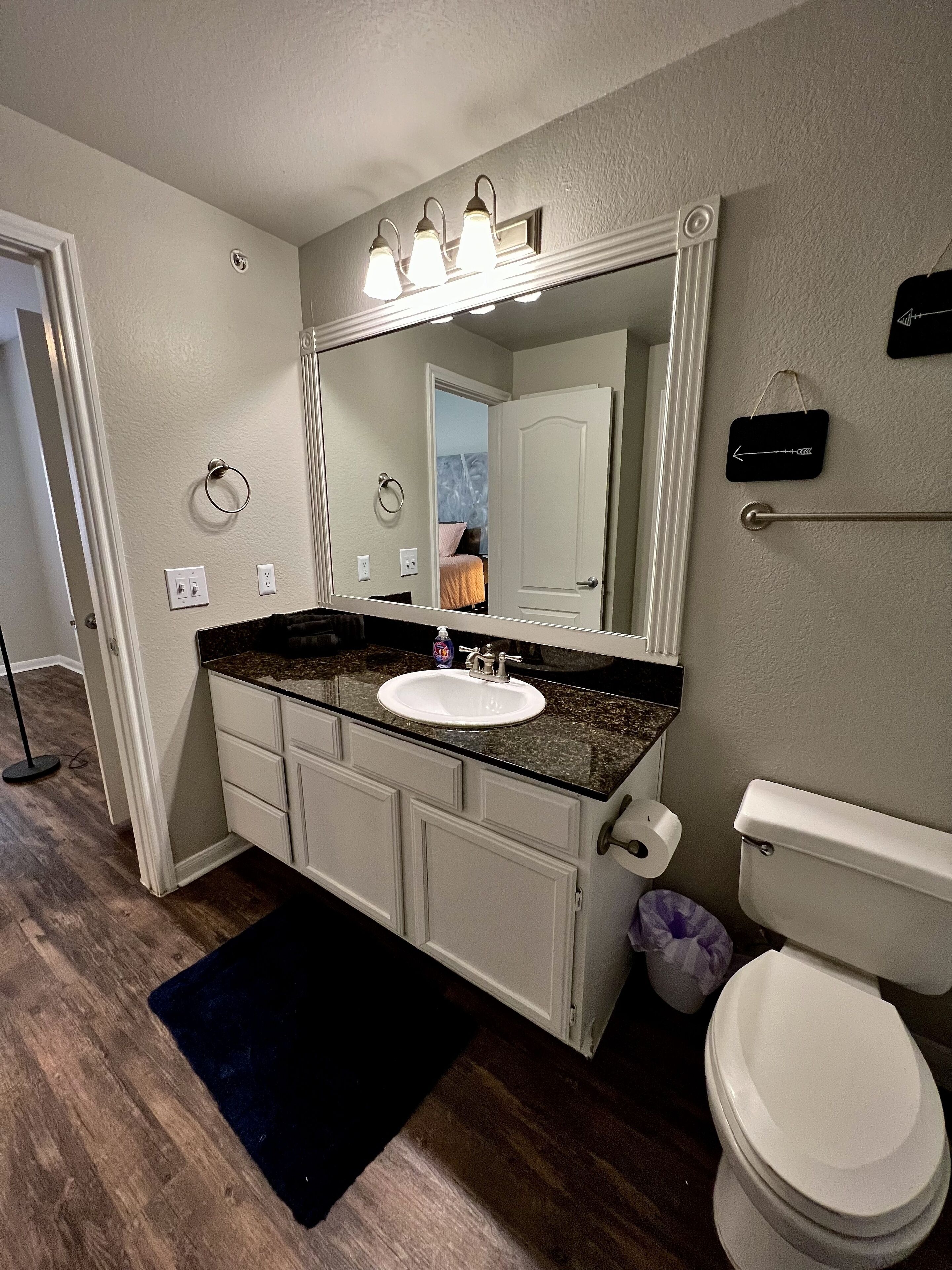 King Bed - 2 bed uptown West Village, Katy trail