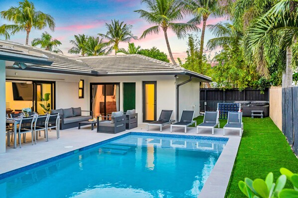 A heated pool - Open Concept Bungalow | Walk to Beach | Lush Neighborhood | Pearl Key (Fort Lauderdale)