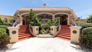 Entrada de un hotel con una escalera roja, un patio cubierto y un letrero que dice 'Fleischer Family Resort'.