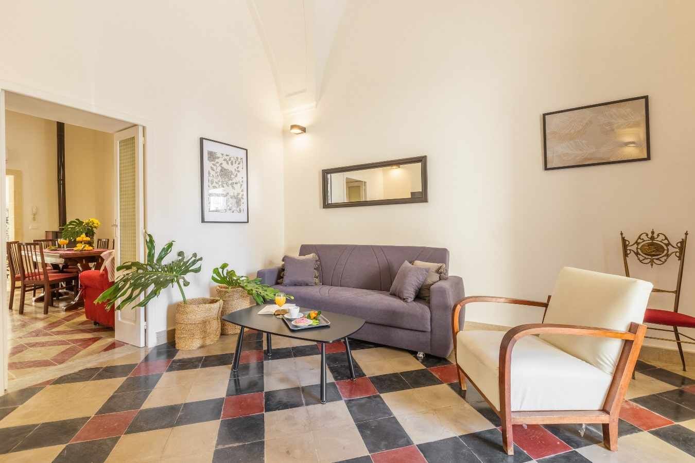 Typical house, 30 m city centre, patio, 5 guests, dishwasher ,beaches 8 km.