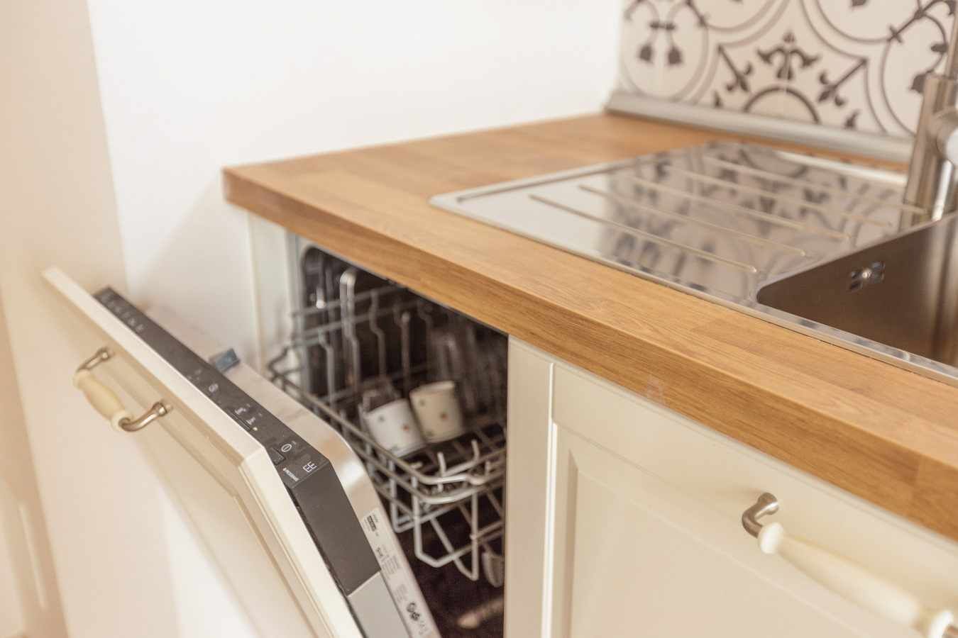 Typical house, 30 m city centre, patio, 5 guests, dishwasher ,beaches 8 km.