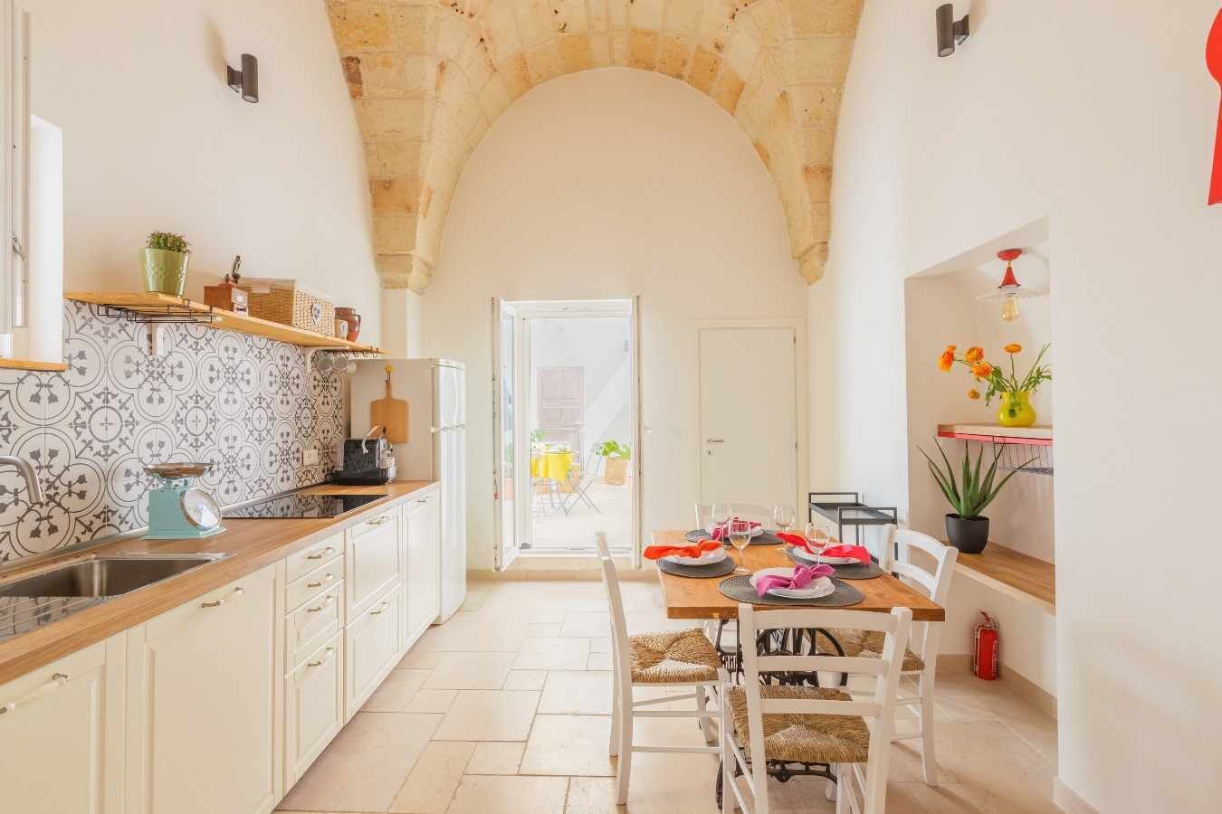 Typical house, 30 m city centre, patio, 5 guests, dishwasher ,beaches 8 km.