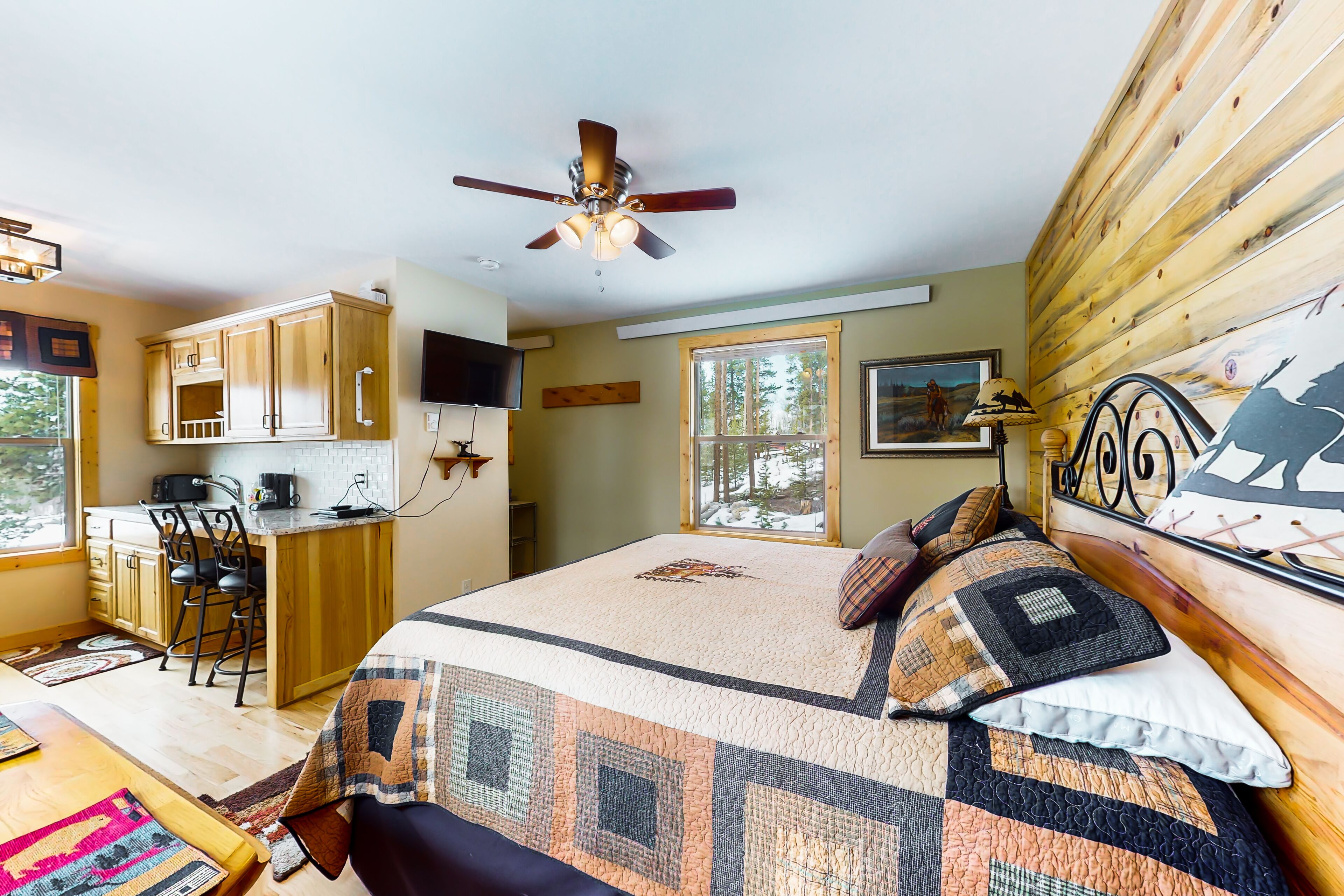 Tree-lined studio with lake views, patio, & kitchenette