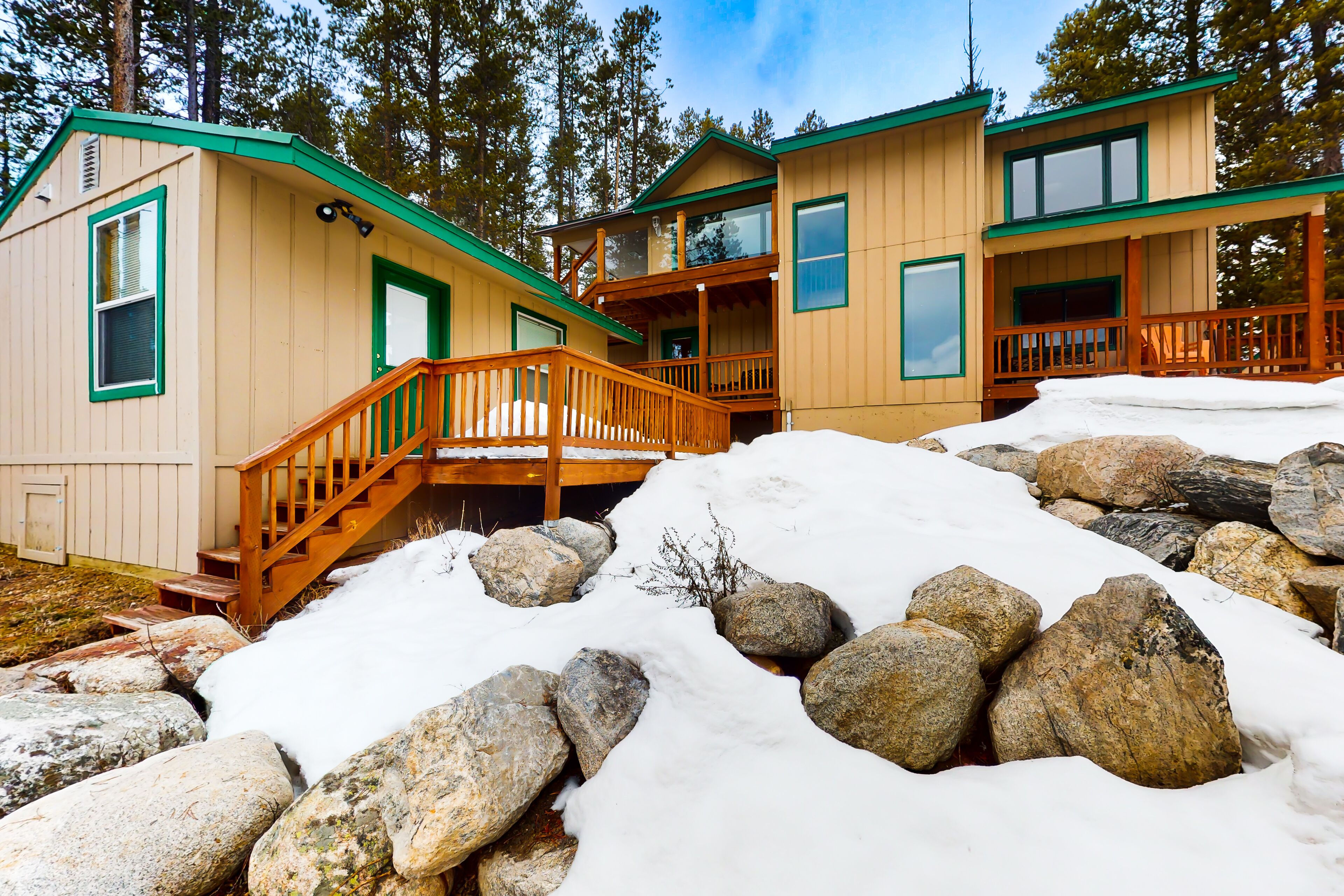 Tree-lined studio with lake views, patio, & kitchenette
