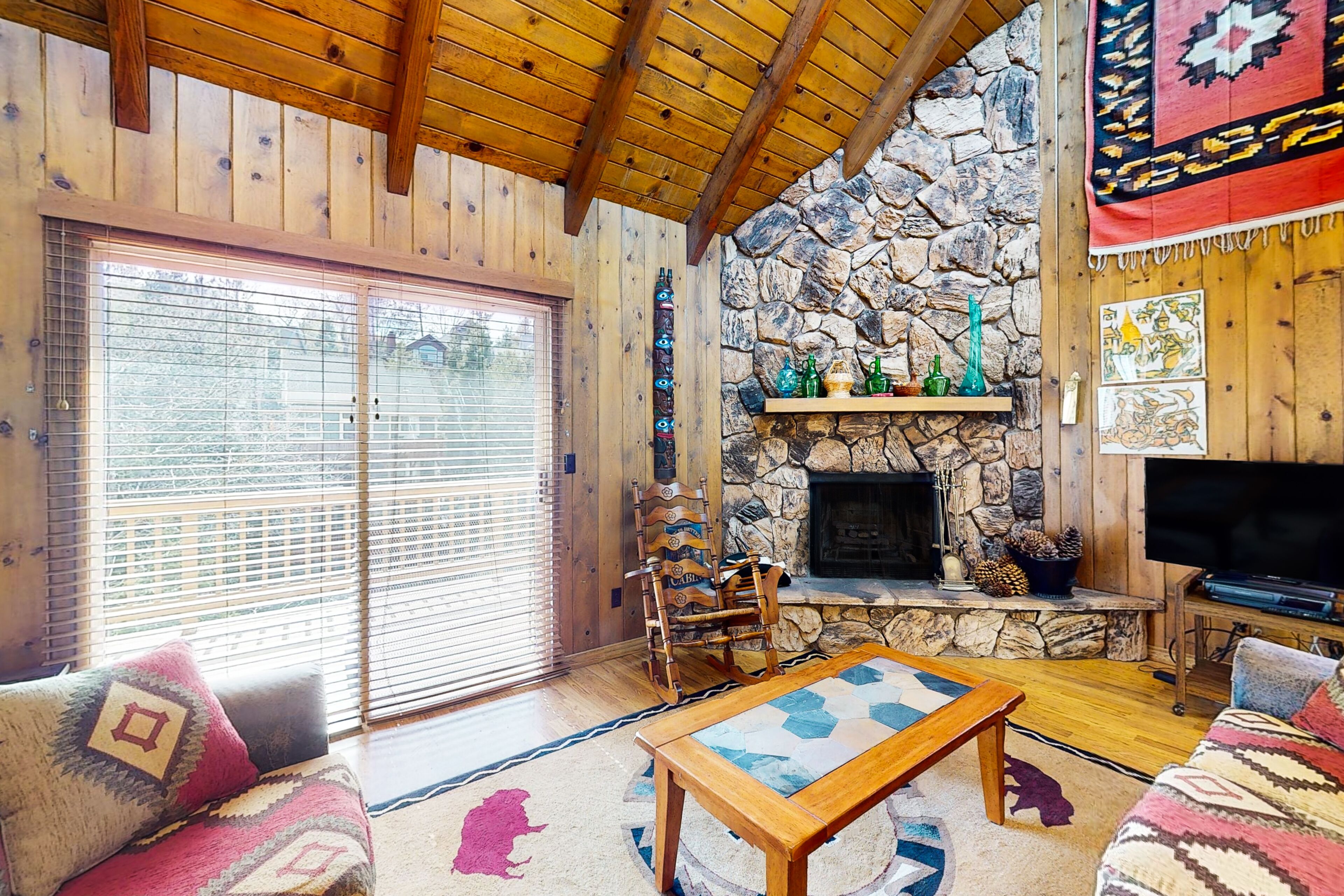 Peaceful escape full of love and history - fireplace, board games, and grill
