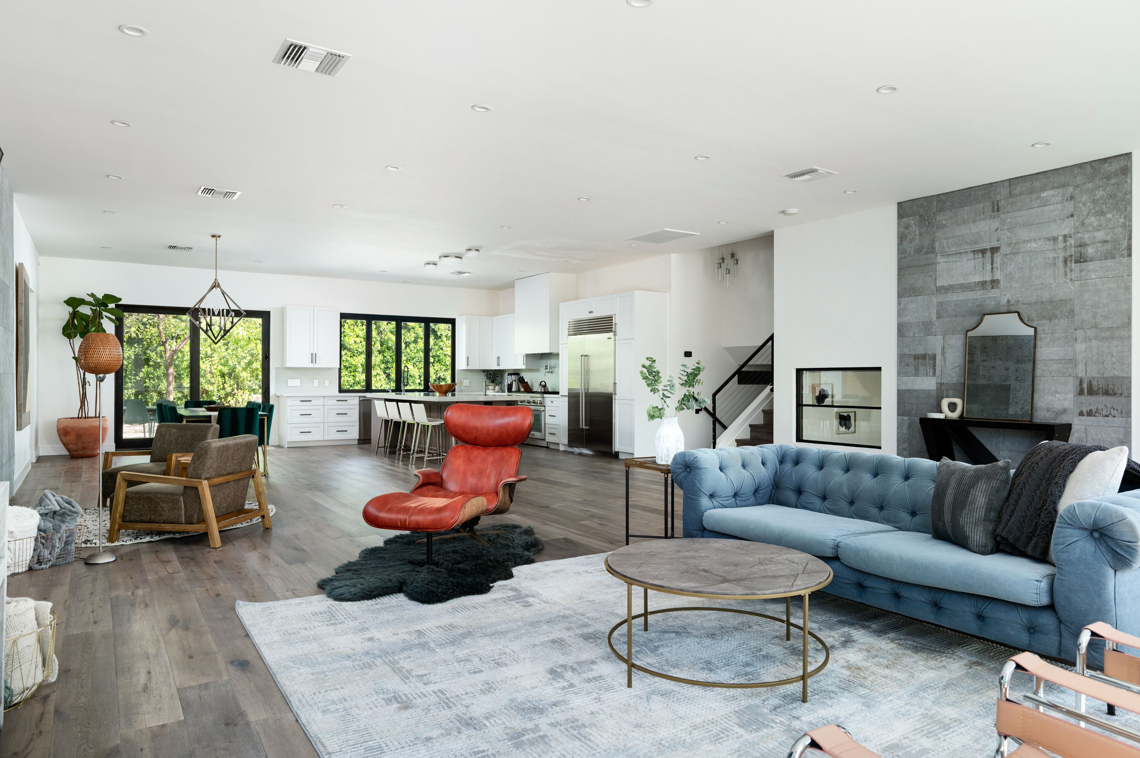 Pops of color & natural light, nearby everything Scottsdale has to offer!