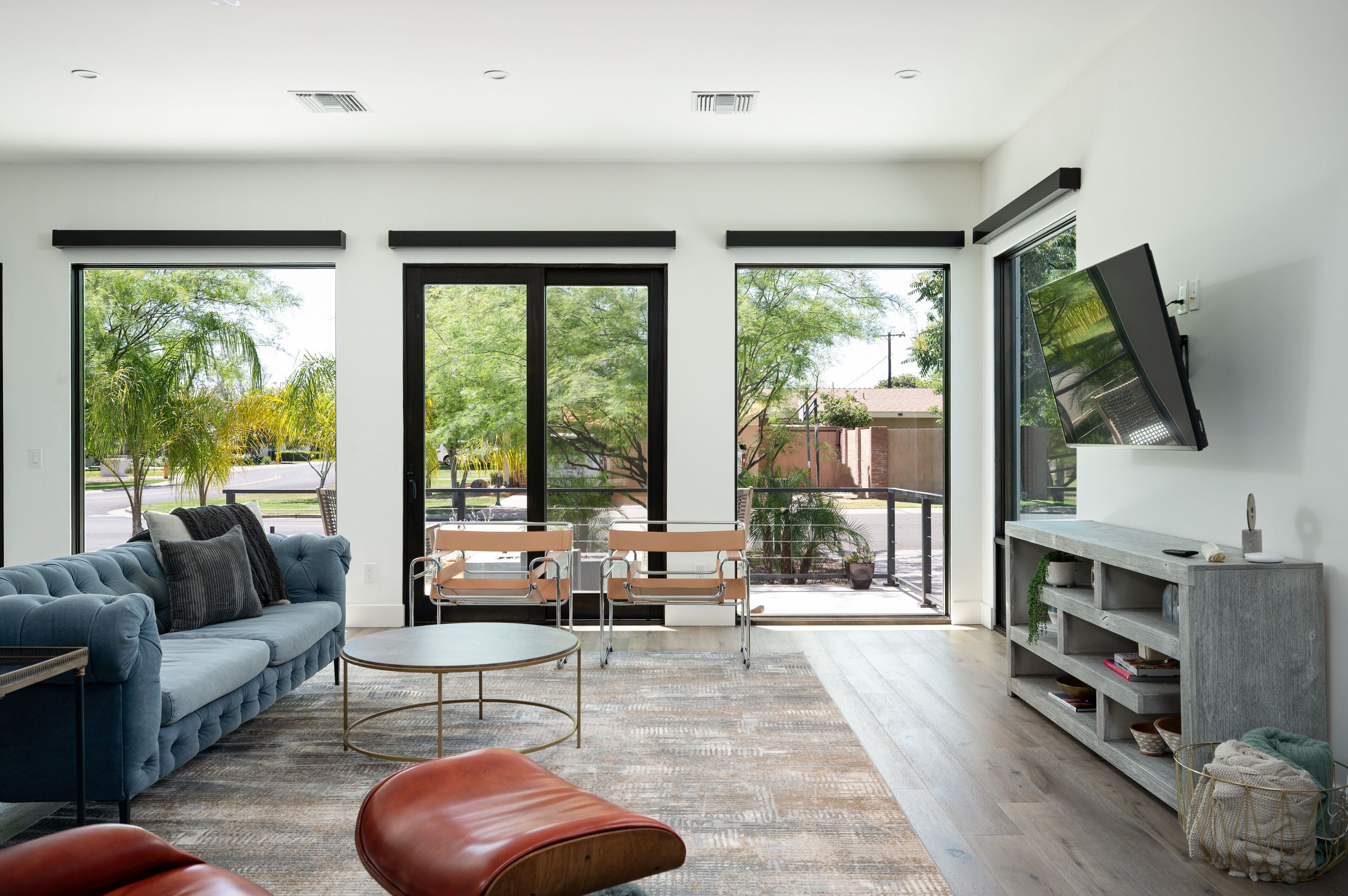 Pops of color & natural light, nearby everything Scottsdale has to offer!