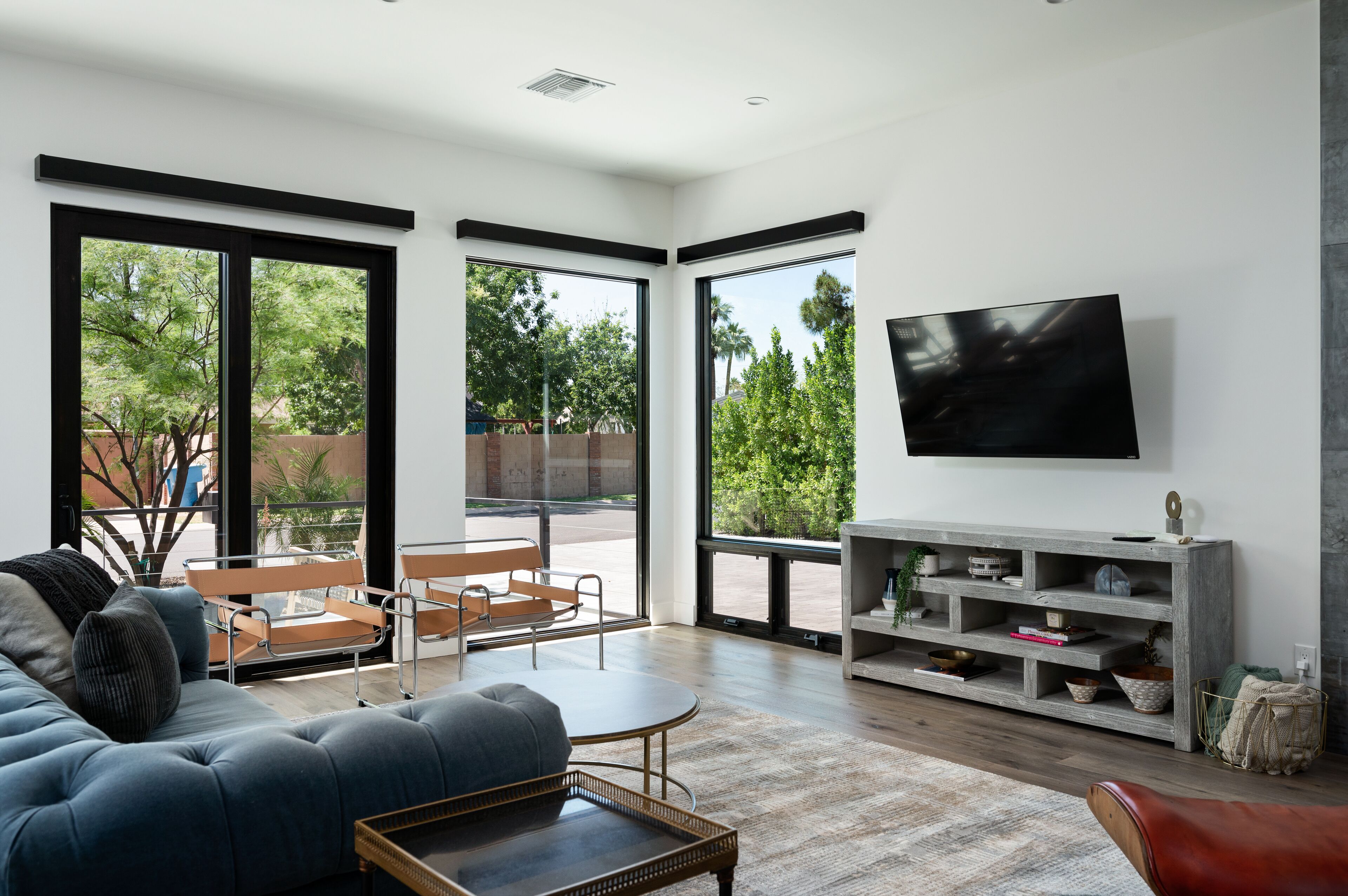 Pops of color & natural light, nearby everything Scottsdale has to offer!