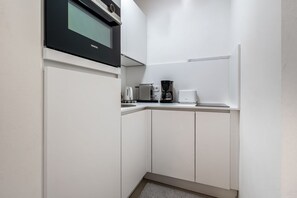 Fridge, microwave, oven, stovetop - Frisch Renovierte Ferienwohnung in Direkter Strandlage mit Westbalkon - Haus Delphin (Hörnum (Sylt))