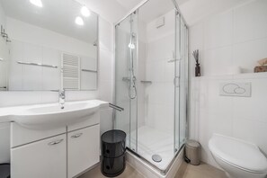 Douche, sèche-cheveux, serviettes fournies