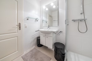 Shower, hair dryer, towels