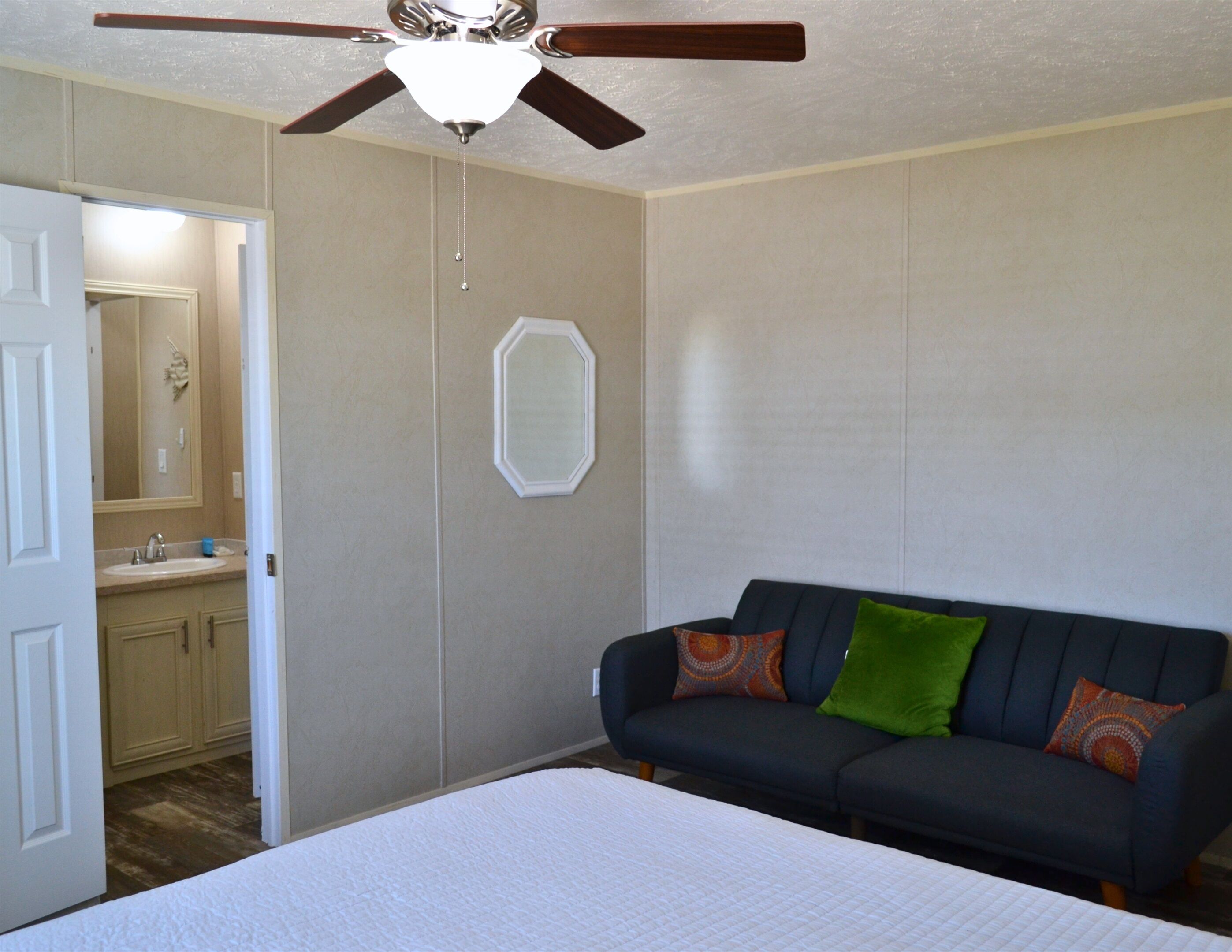 3 slaapkamers, een strijkplank/strijkijzer, gratis wifi, beddengoed