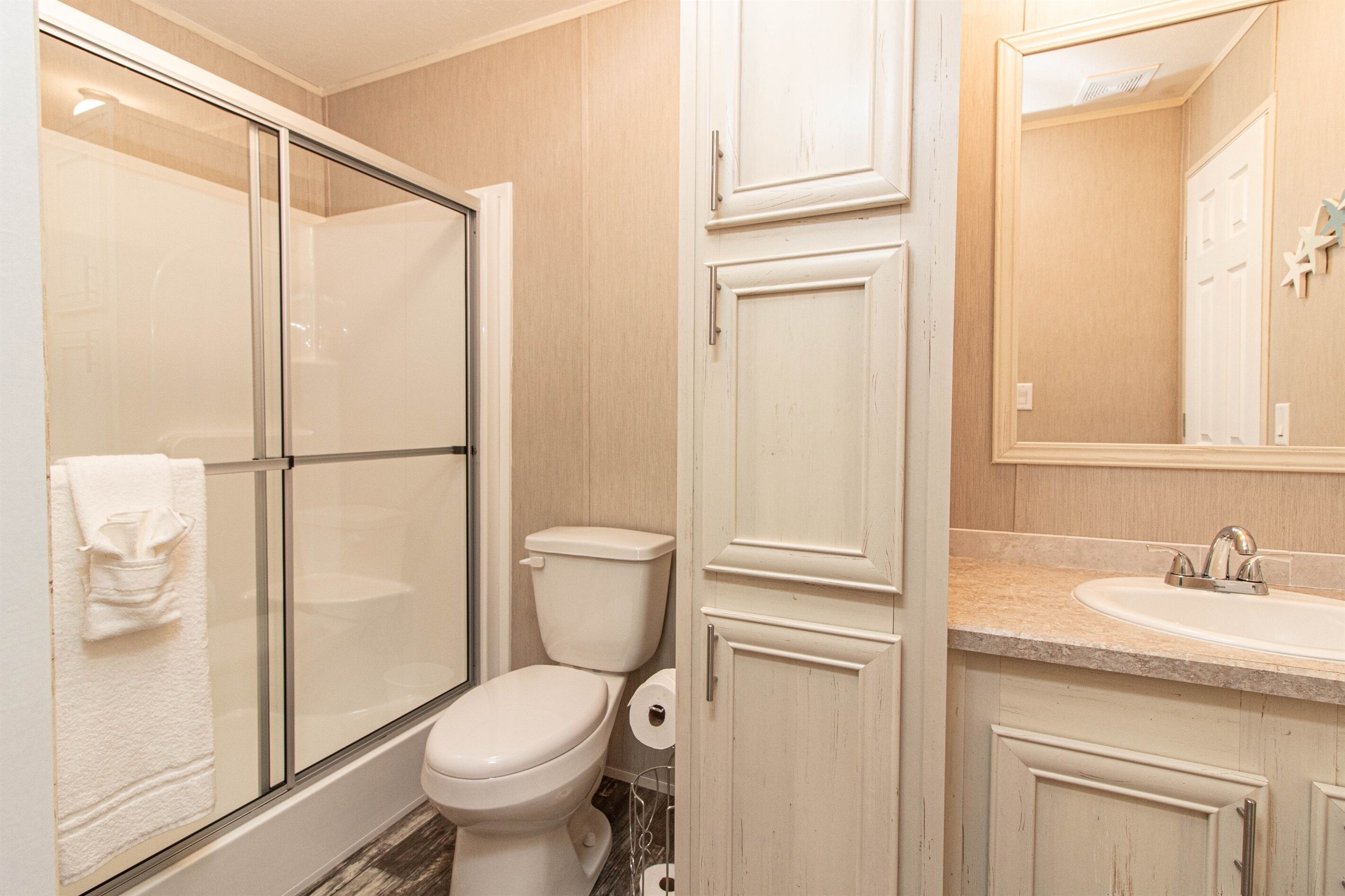 Combined shower/tub, hair dryer, towels
