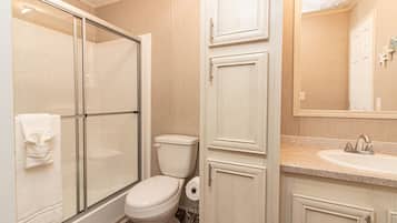 Combined shower/tub, hair dryer, towels
