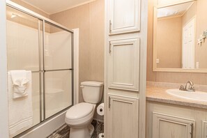 Ensemble douche/baignoire, sèche-cheveux, serviettes fournies