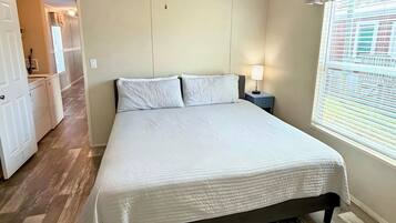 3 slaapkamers, een strijkplank/strijkijzer, gratis wifi, beddengoed