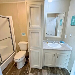 Duschwanne, Haartrockner, Handtücher