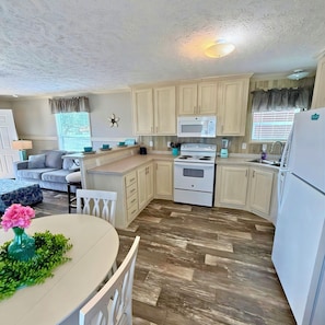 Fridge, microwave, oven, stovetop - Sum Beaches Paradise Cottage 6 (Navarre)