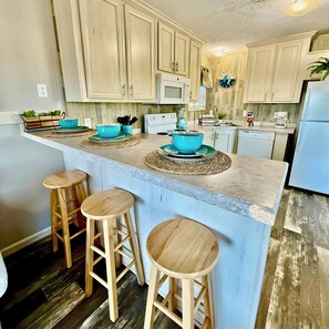 Kjøleskap, mikrobølgeovn, ovn og kokeplater