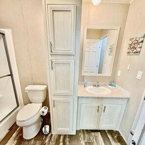 Kombination af bruser/badekar, hårtørrer, håndklæder, Sæbe