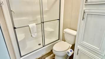 Combined shower/tub, hair dryer, towels