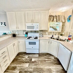 Frigorífico, microondas, horno y placa de cocina