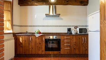 Jääkaappi, mikroaaltouuni, uuni, leivänpaahdin