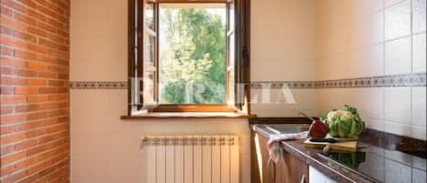 Cafetera y tetera, refrigerador, microondas y horno