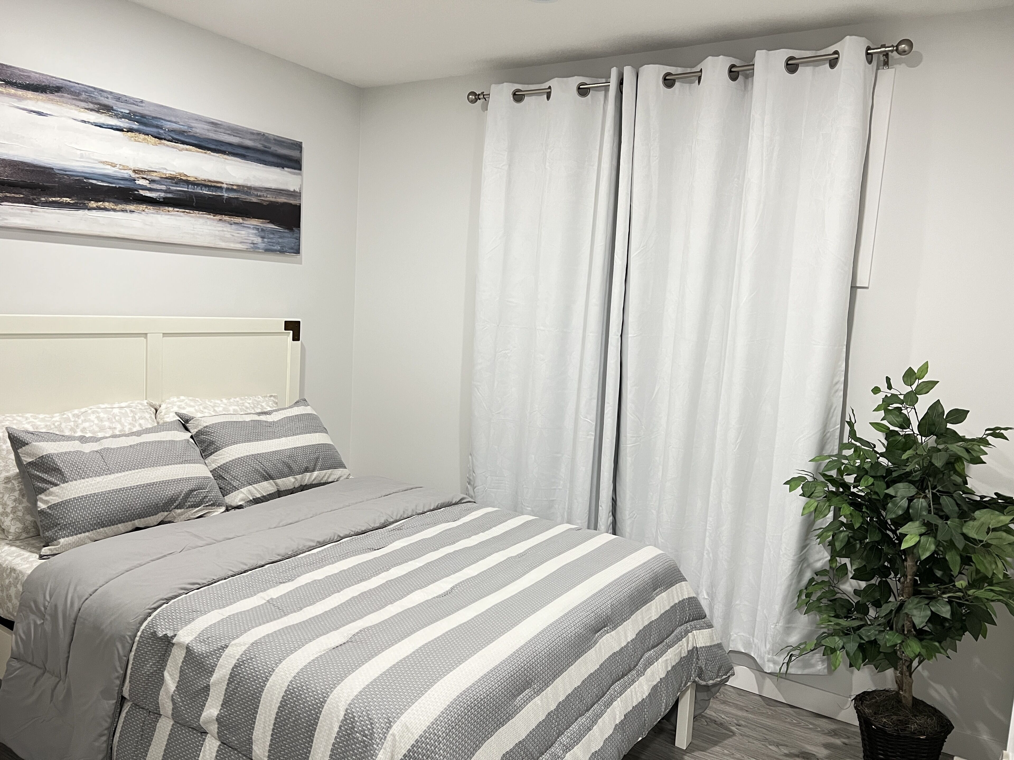 1 BEDROOM SUITE WITH PRIVATE ENTRANCE 