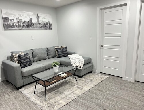 1 BEDROOM SUITE WITH PRIVATE ENTRANCE 