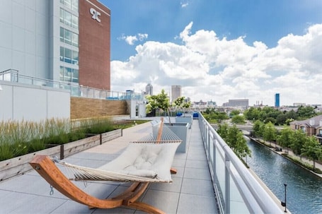 施設の敷地. "Stunning Skyline & Canal View w/Free Parking"