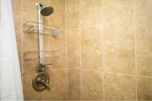 Secador de pelo, toallas, jabón y papel higiénico