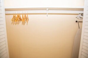 Secador de pelo, toallas, jabón y papel higiénico
