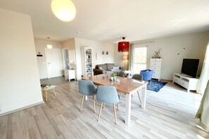 TV, ping pong, stereo