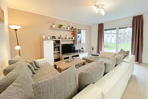 Een televisie en een tafeltennistafel