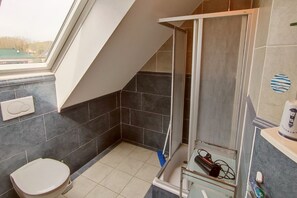 A bathroom with a shower, toilet, and a window. - Relax on 75 square meters in the Hansehuus, for 5 people, on the sunny island of Usedom. - (Zempin)