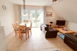 TV, table tennis - Relax on 75 square meters in the Hansehuus, for 5 people, on the sunny island of Usedom. - (Zempin)