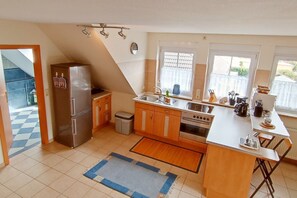 Een koelkast, een magnetron, een oven, een kookplaat