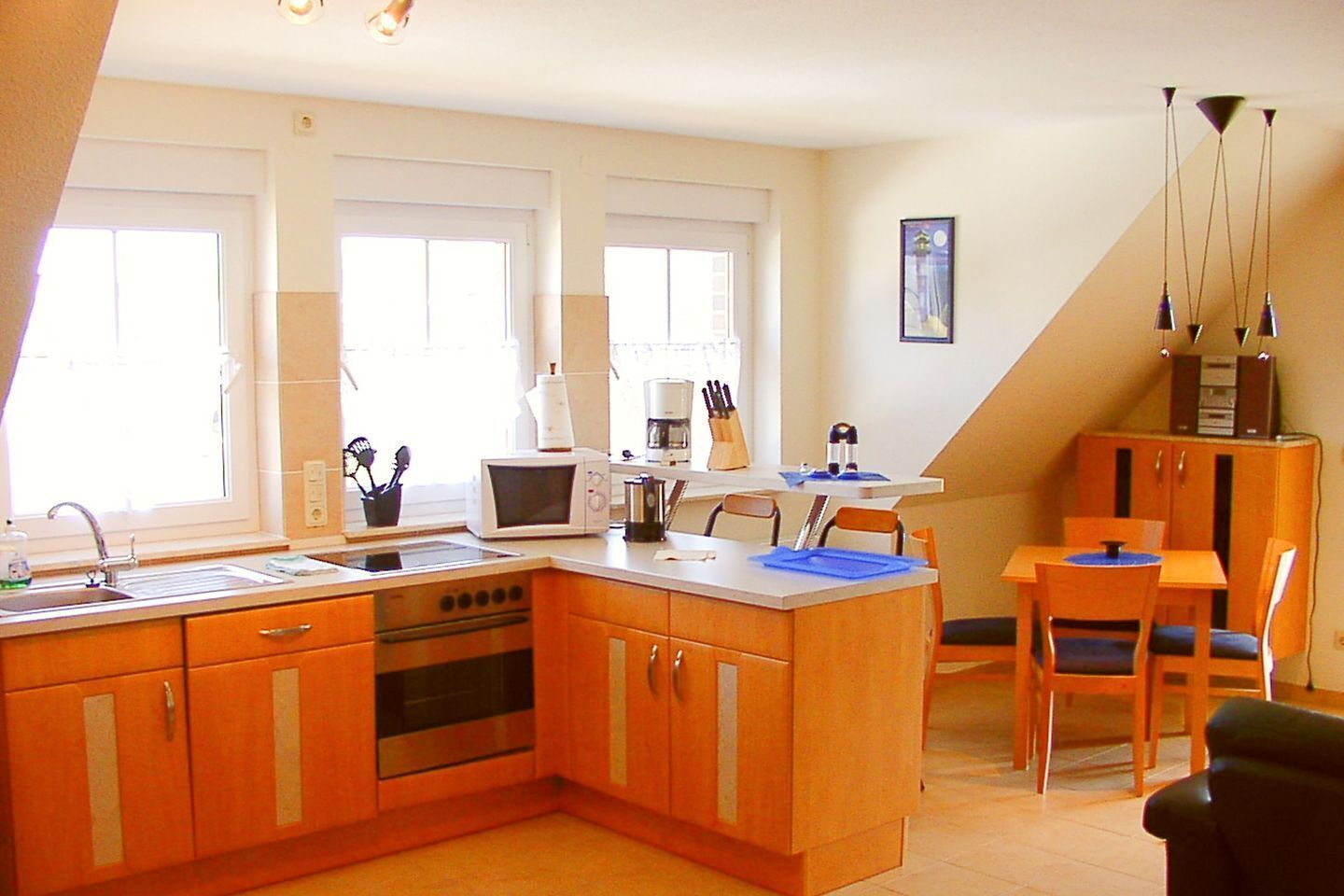 Wasserkocher mit Kaffee-/Teezubehör, Kühlschrank, Mikrowelle, Ofen