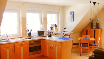 Wasserkocher mit Kaffee-/Teezubehör, Kühlschrank, Mikrowelle, Ofen