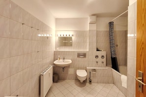 Een douche, een haardroger, handdoeken