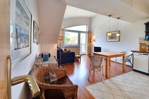 Fernseher, Tischtennisplatte, Stereoanlage