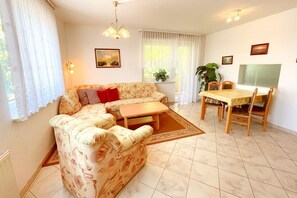 TV, bordtennis og stereoanlegg